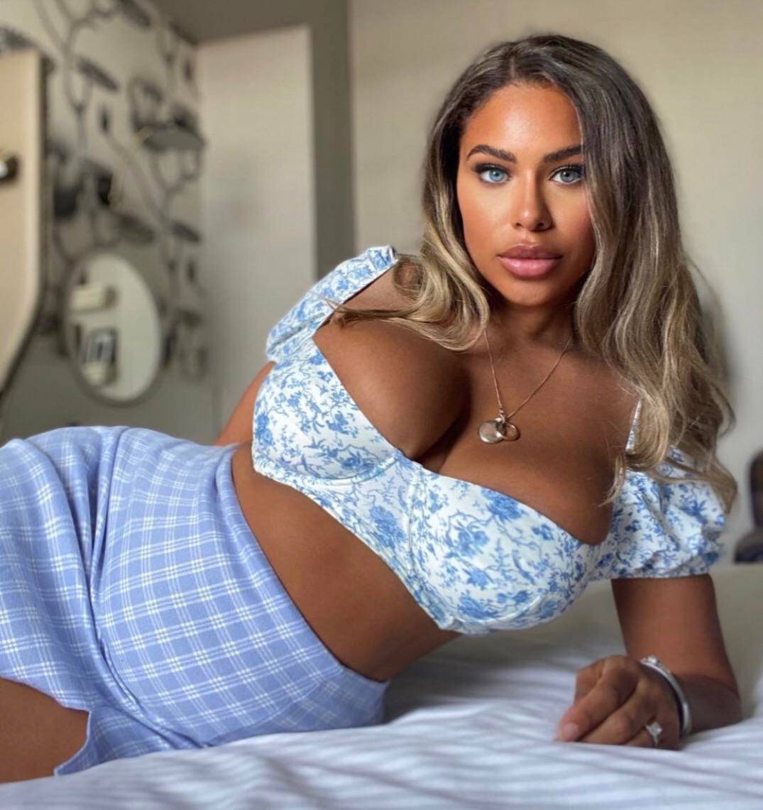 Busty Chanelle Mauricette Scrolller