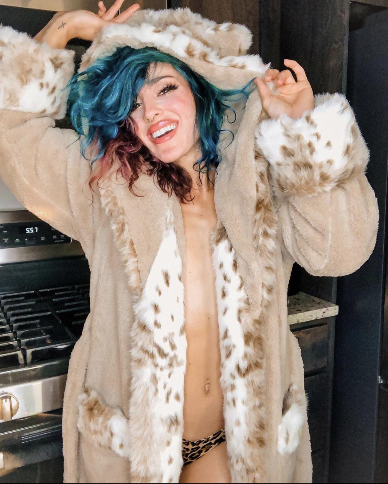 Cara Maria Scrolller