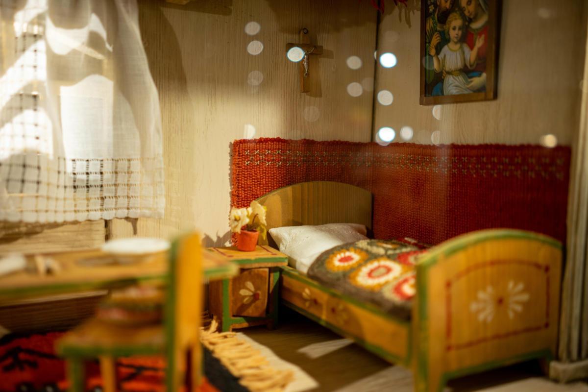 Catholic Bedroom-Taken by myself at the Dollhouse Museum in Warsaw ...