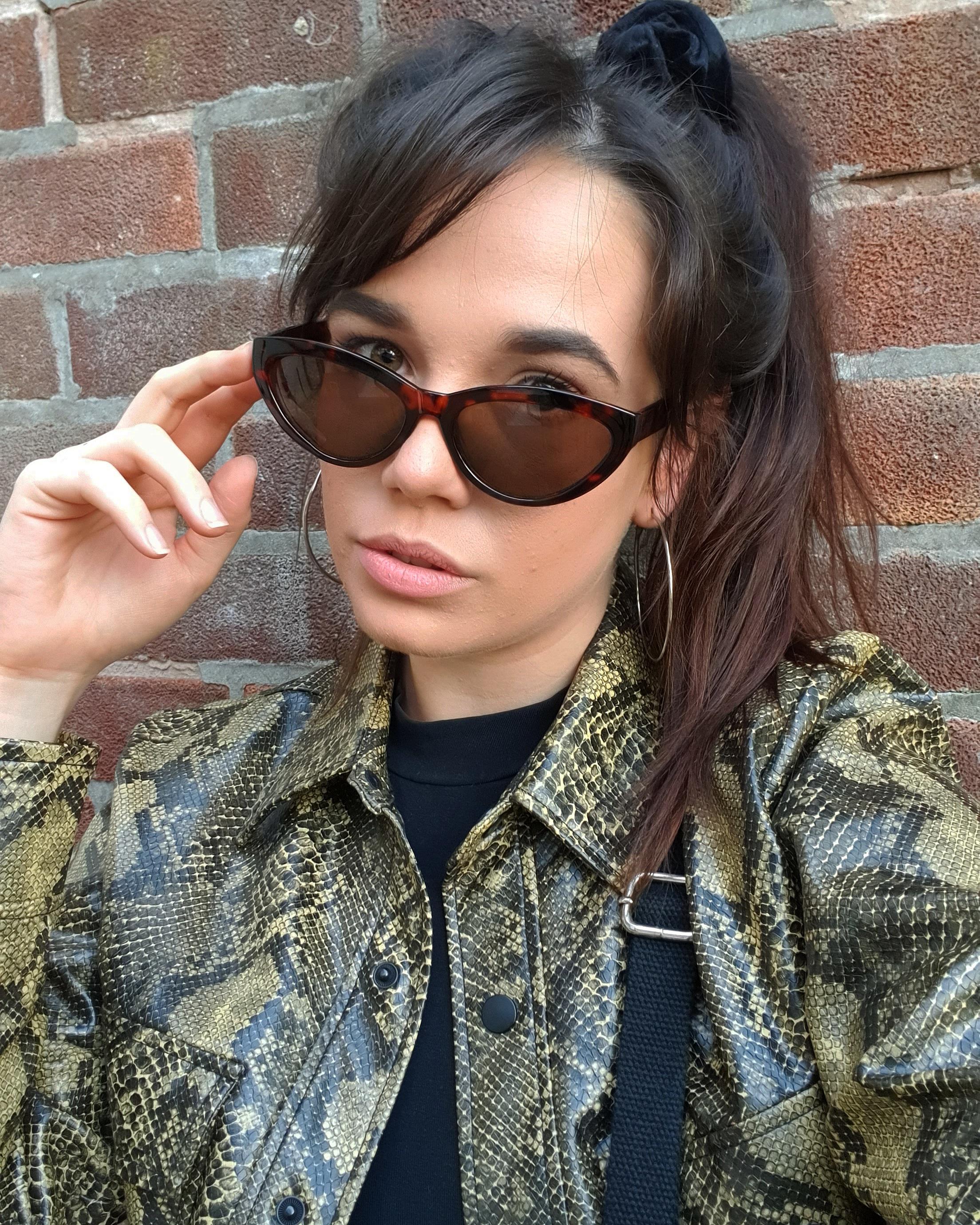 Channeling the 90s today just to sit in my back garden Scrolller