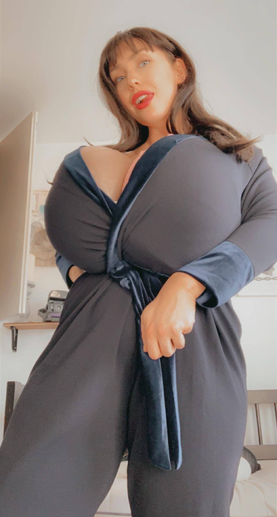 Check Out My Latest Videos On Twitter @b_giantess :-) | Scrolller