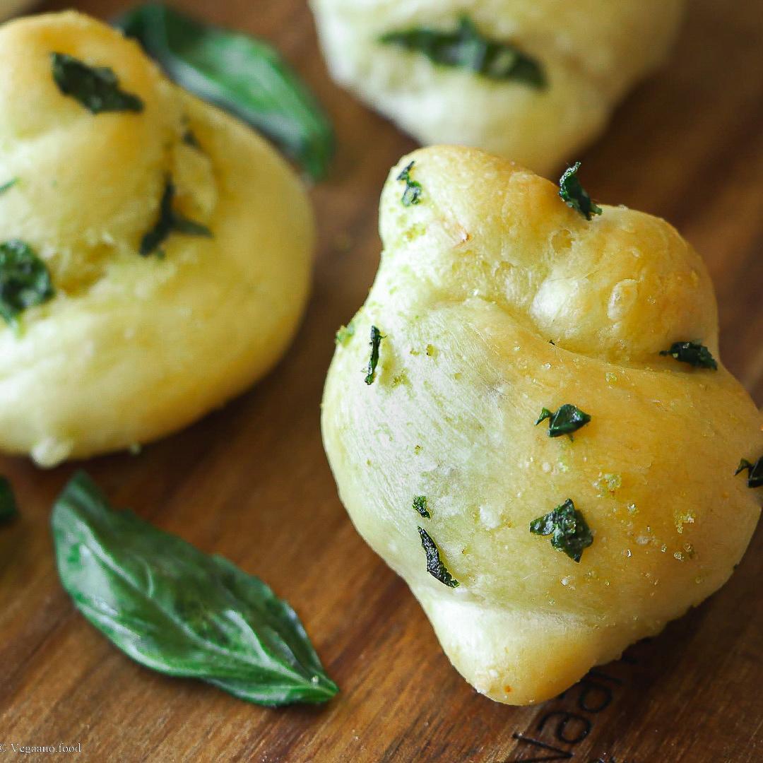 Cheese + Garlic Filled Bread Knots Recipe Scrolller