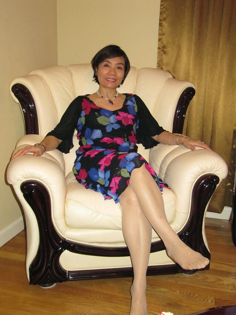 Cute Asian Milf Relaxing With A Nice Smile Scrolller