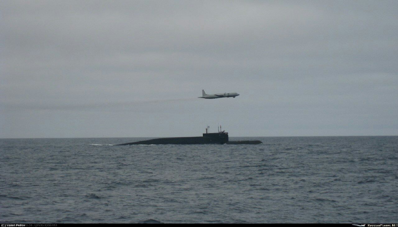 Delta III class sub, K433 Svyatoy Pobedonosets, overflown by