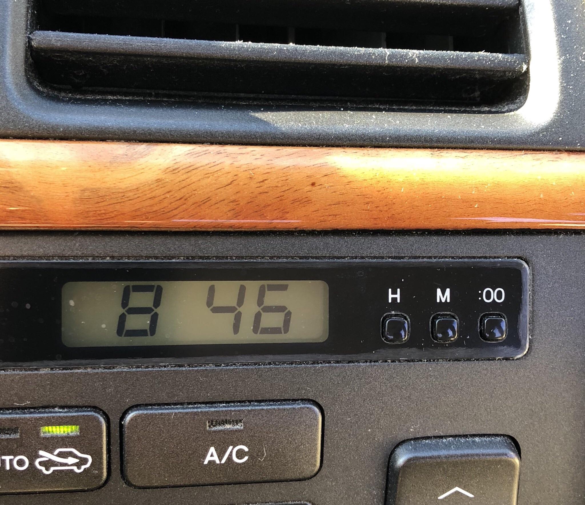 Digital clock with easy time change interface. Lexus LS400 1999 | Scrolller