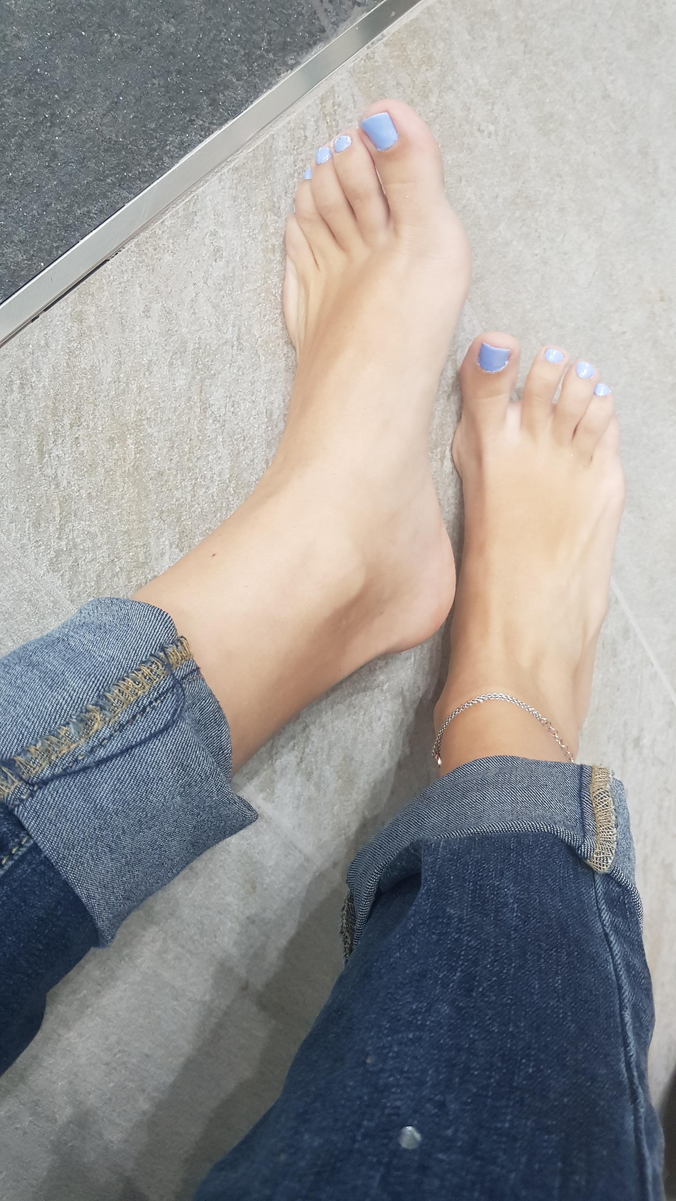 do-you-prefer-looking-at-my-feet-when-i-m-wearing-blue-jeans-or-when-my