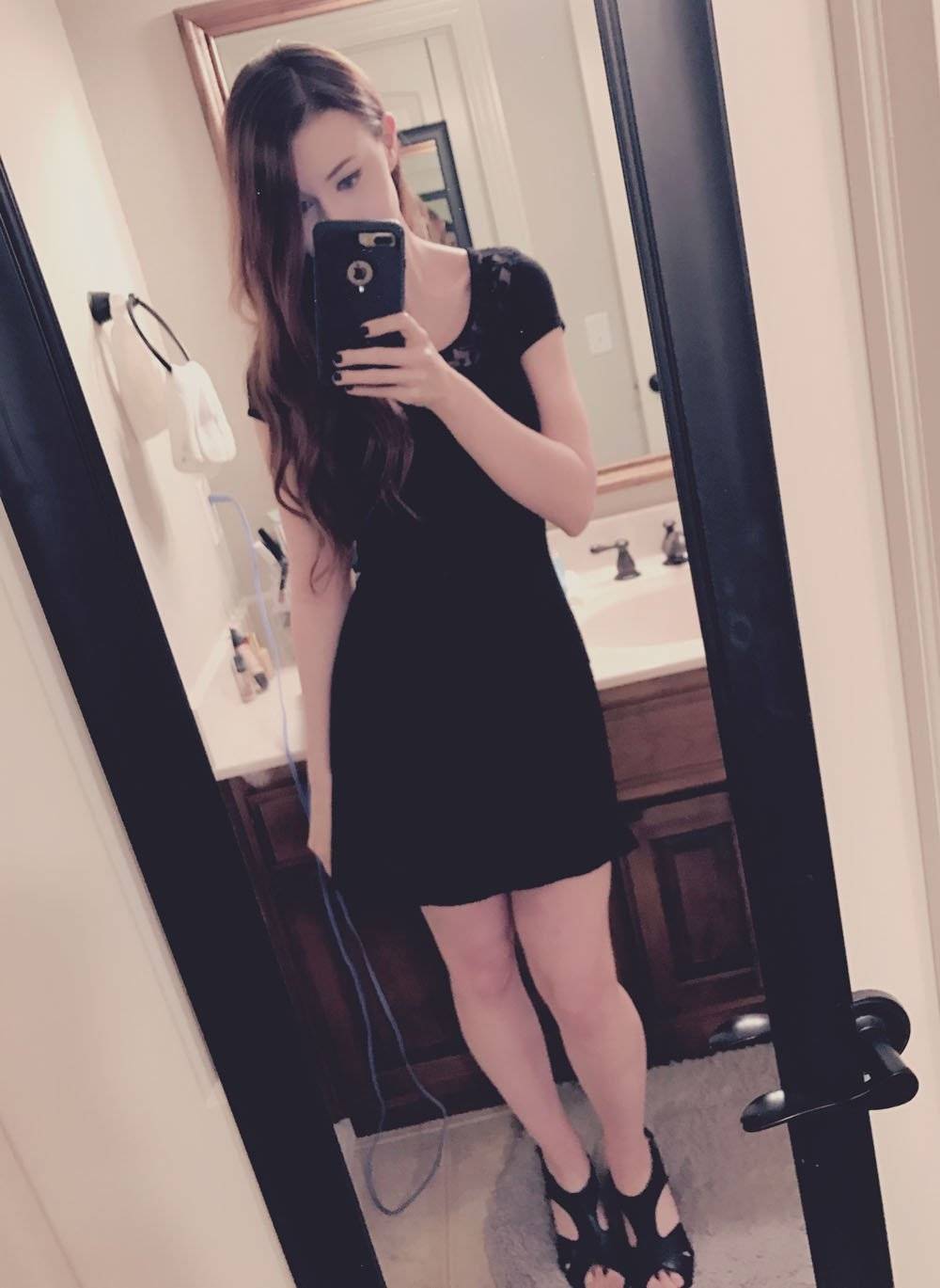 Dress Selfie Scrolller