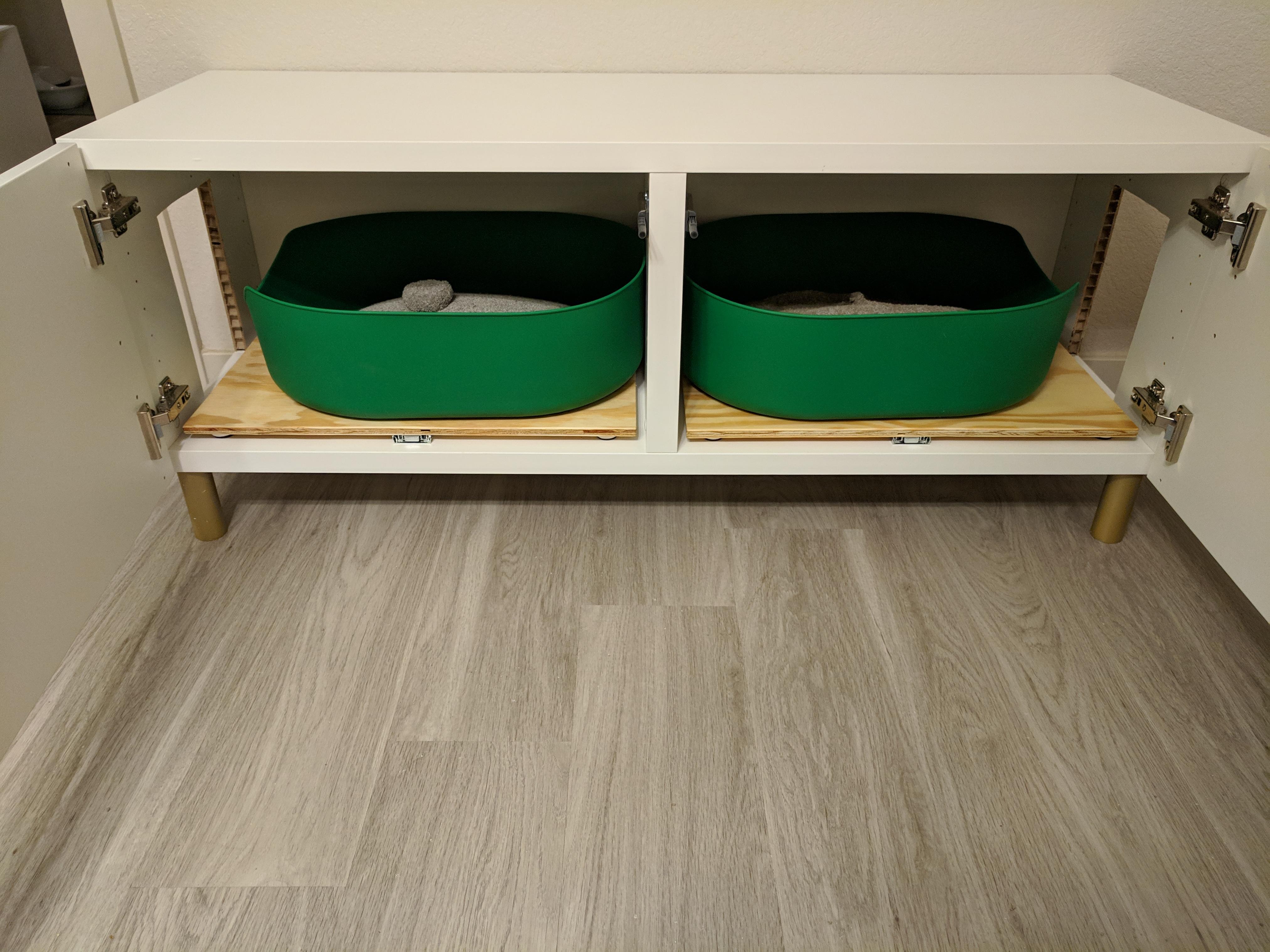 Dual kitty litter enclosure with Besta Scrolller