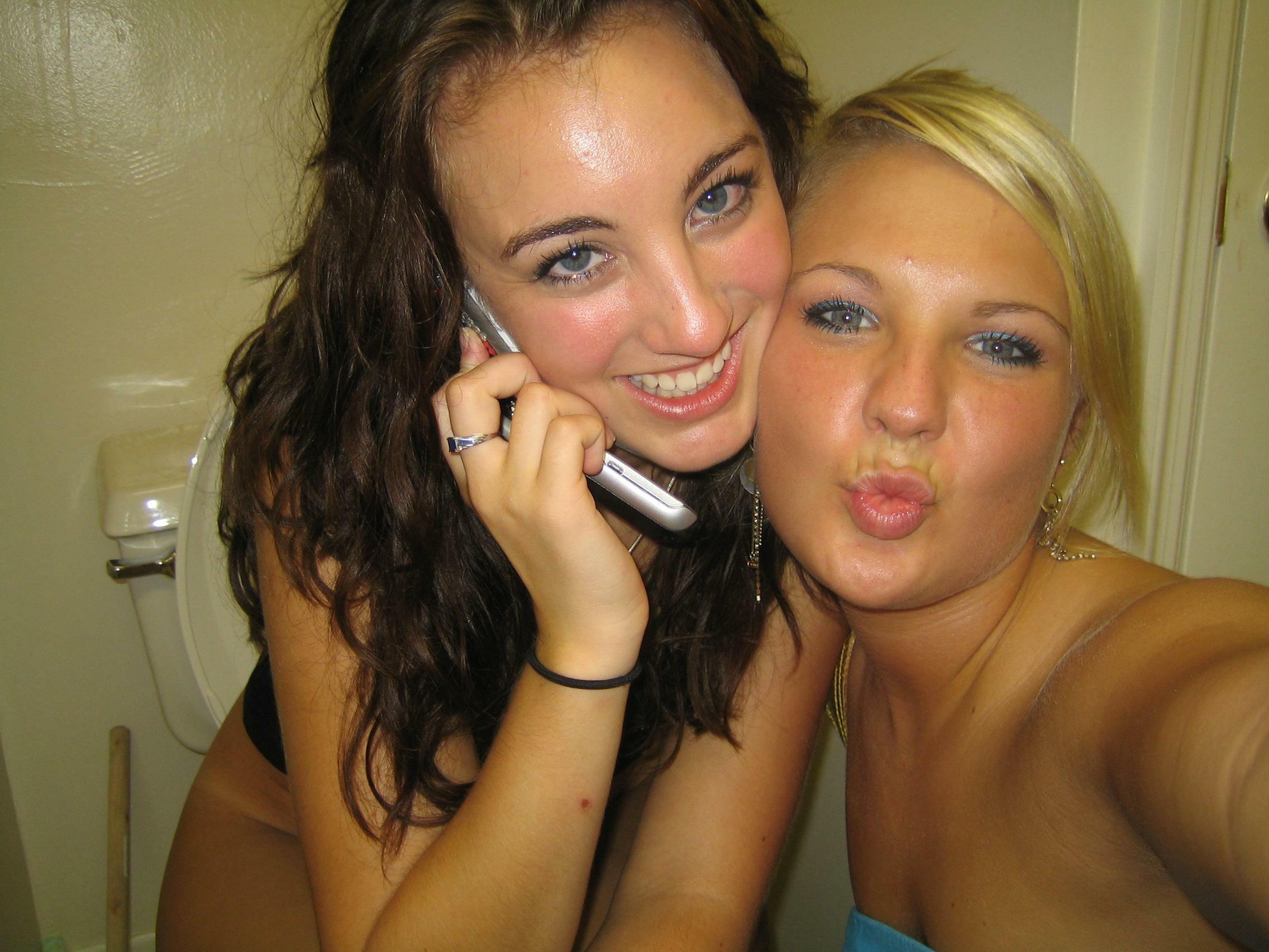  Duck Faced Selfie With Bestie on her celly | Scrolller