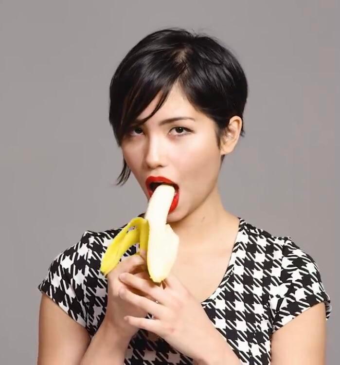 eating-a-banana-but-seductively-scrolller