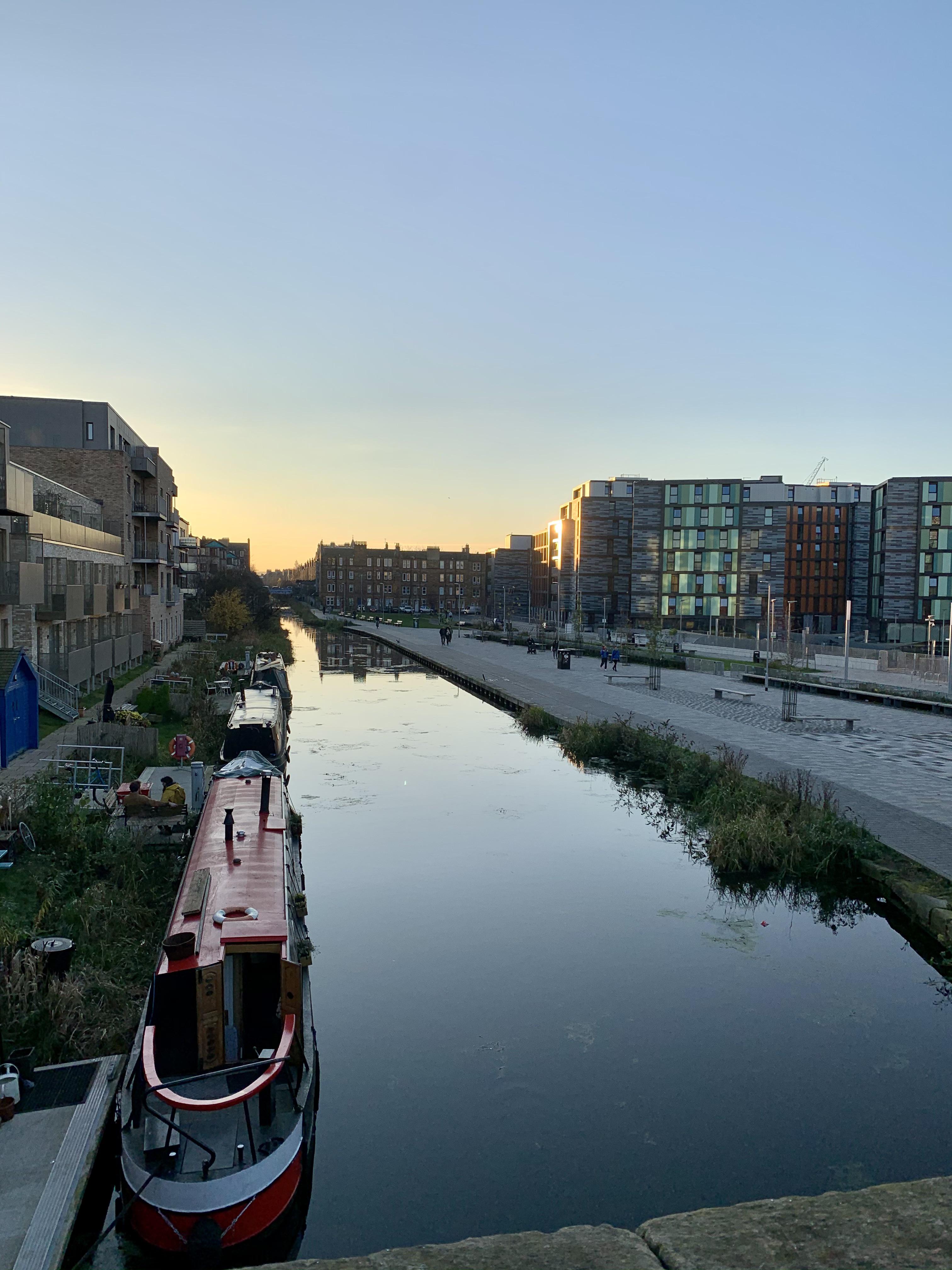 Edinburgh union canal looking east | Scrolller