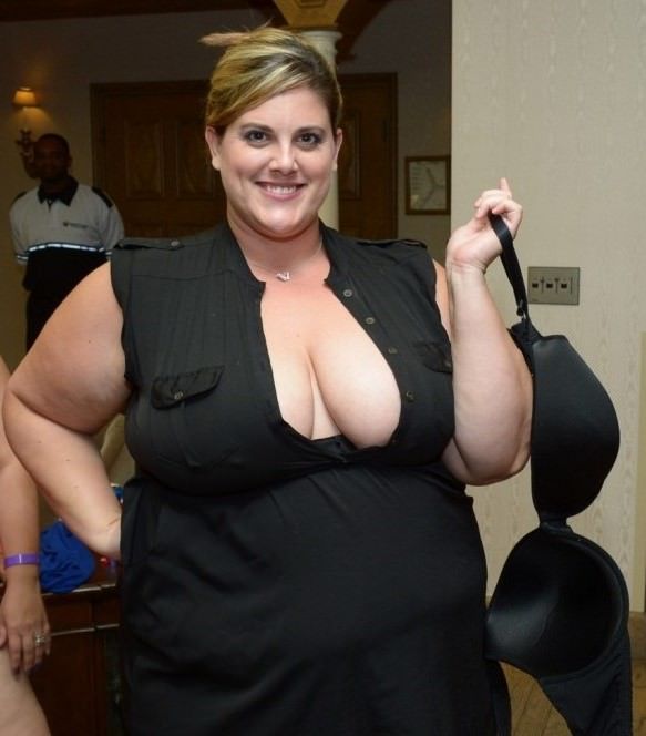 Erin Green is beautiful in black Scrolller