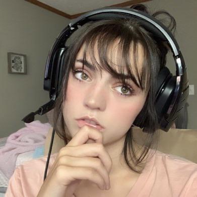 Essaere is an epic gamer! | Scrolller