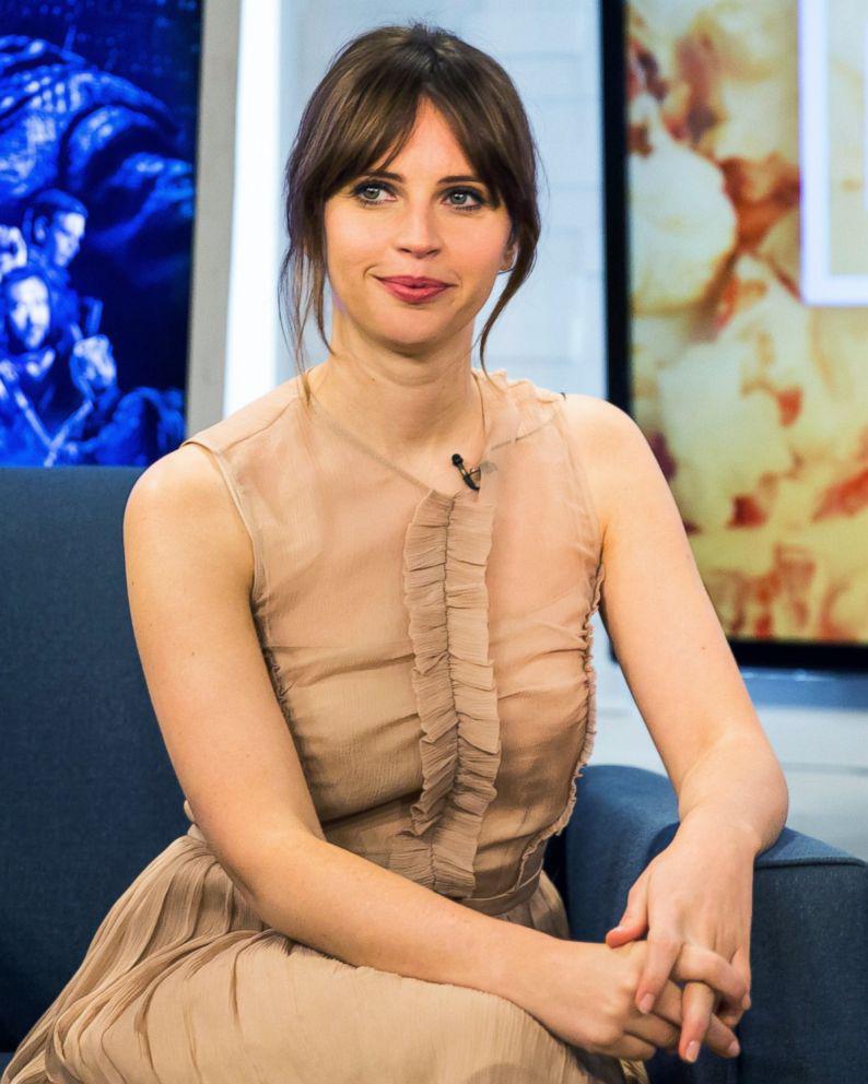 felicity-jones-is-a-queen-scrolller