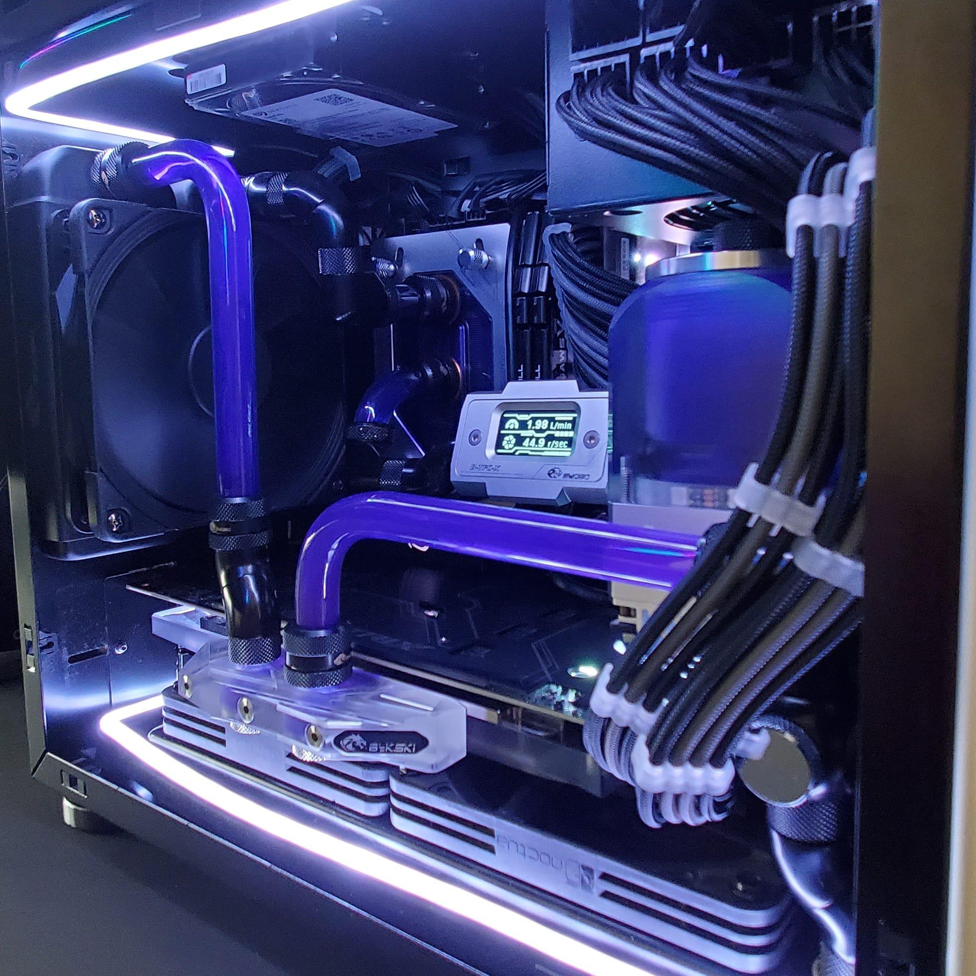 first-small-form-factor-watercooled-pc-scrolller