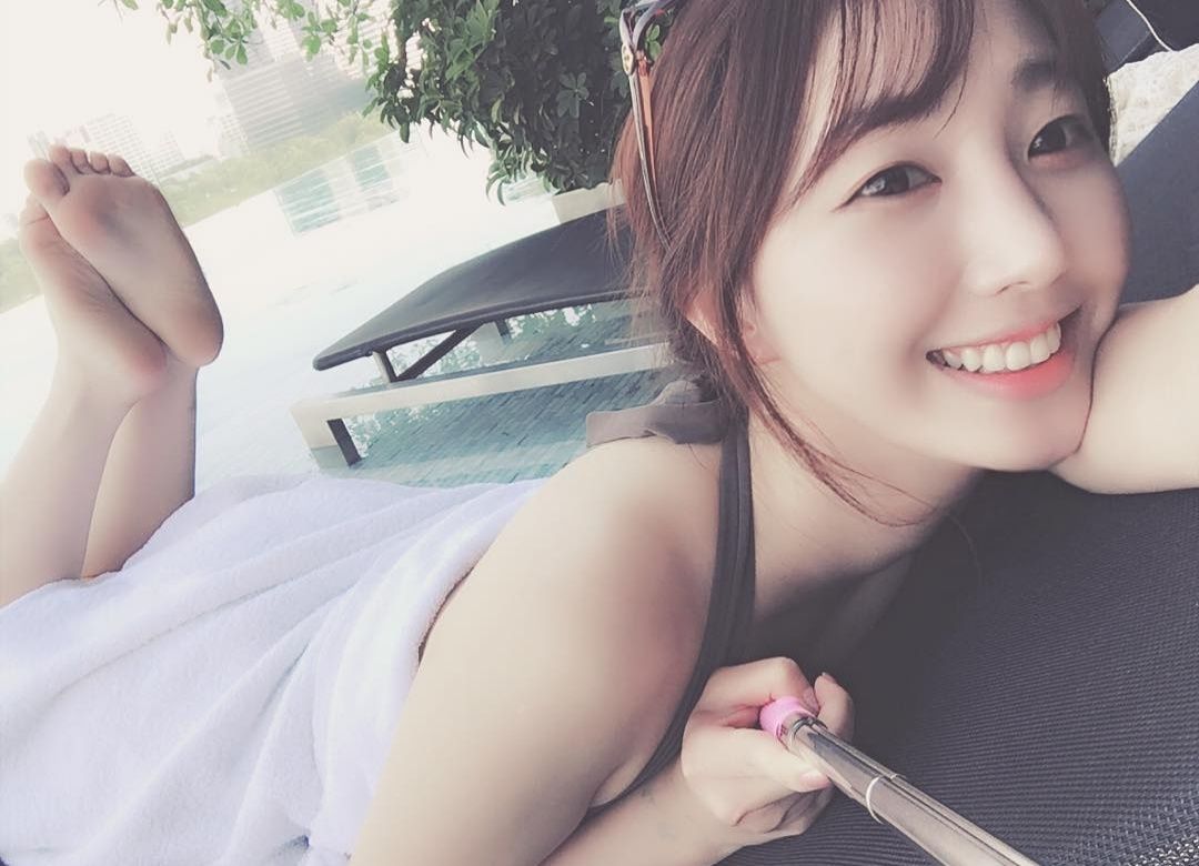 Gotta mix it up a bit, here's some Korean feet Scrolller