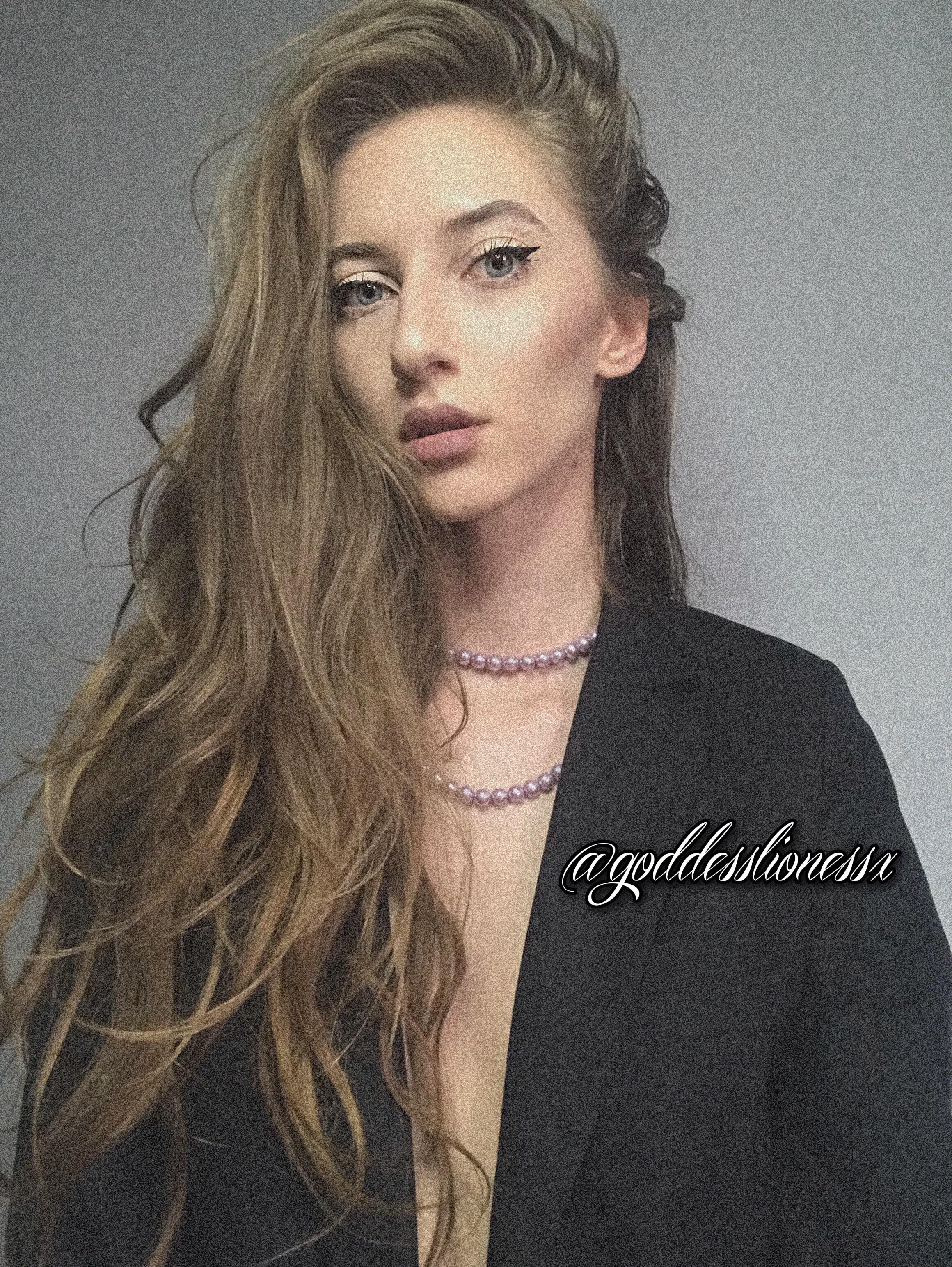 Hello 🥰 | Scrolller