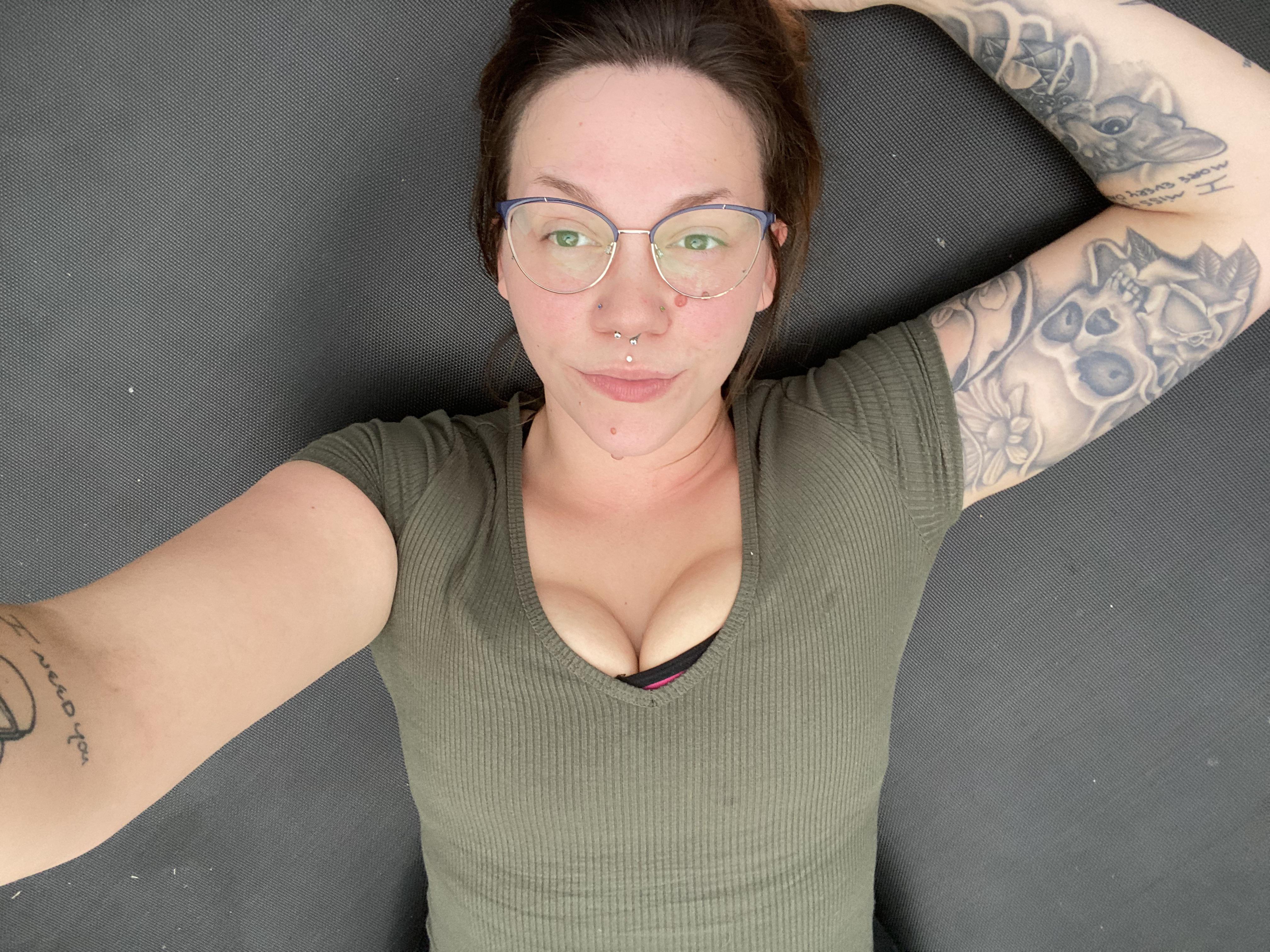  Hi here’s a no makeup selfie for you guys cause I have no one else to ...