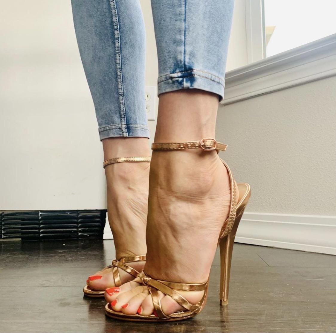 Skinny jeans and high heels! What more do you need! | Scrolller