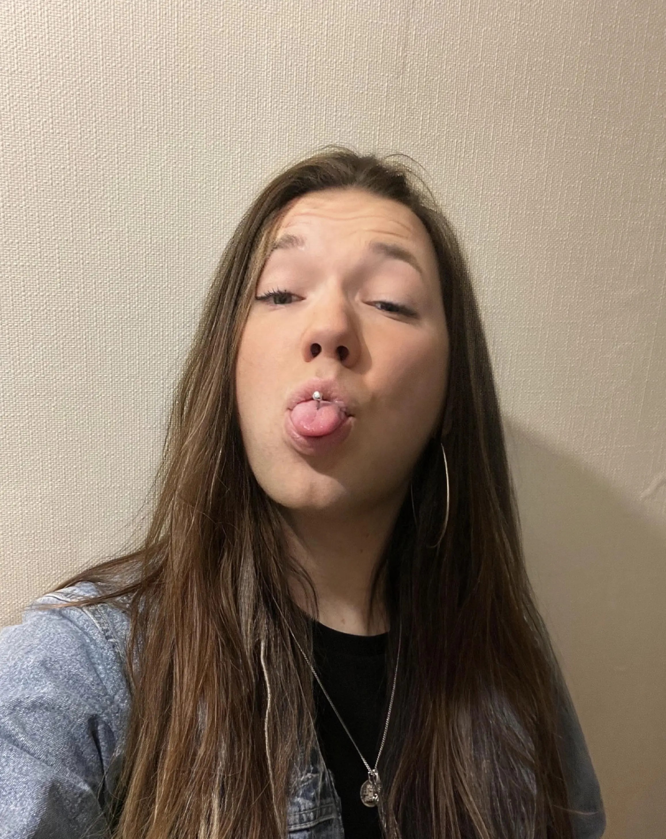 Hii! This half closeted trans ass by the name of Demi is new here🙋🏻‍♀️