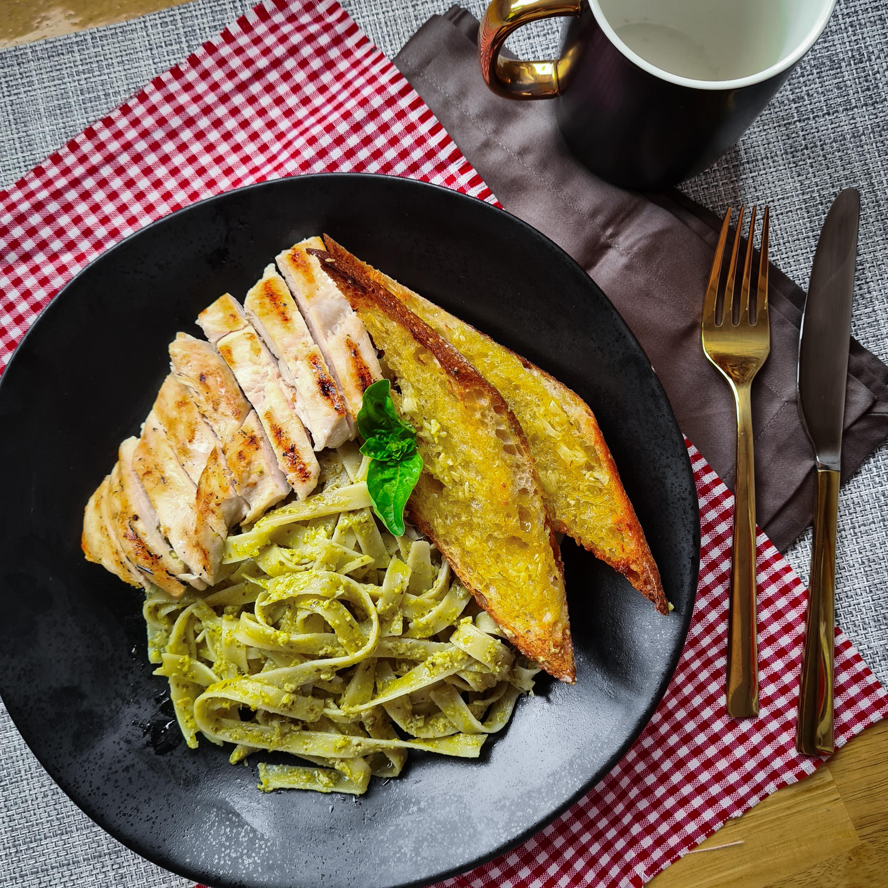 [Homemade] Pesto Fettuccine with grilled chicken Scrolller