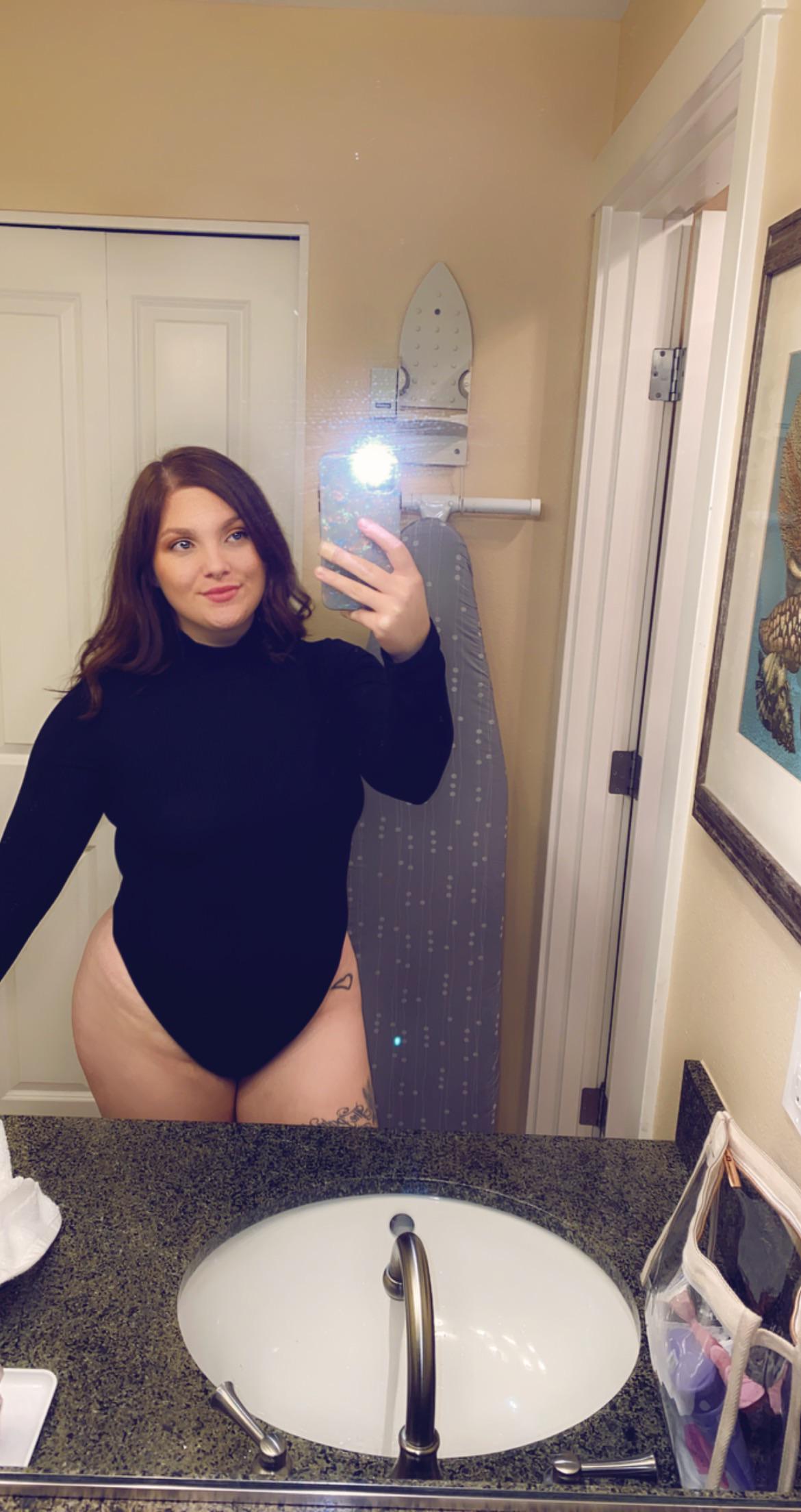 Hot milfs only 💋 Scrolller