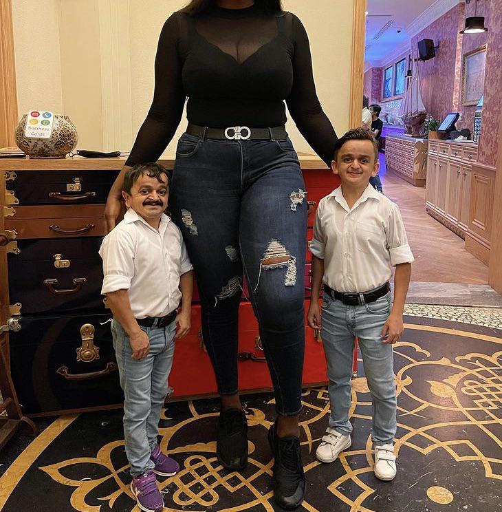 Imagine being so short when you stand next to a thick 6’6” woman you’re ...