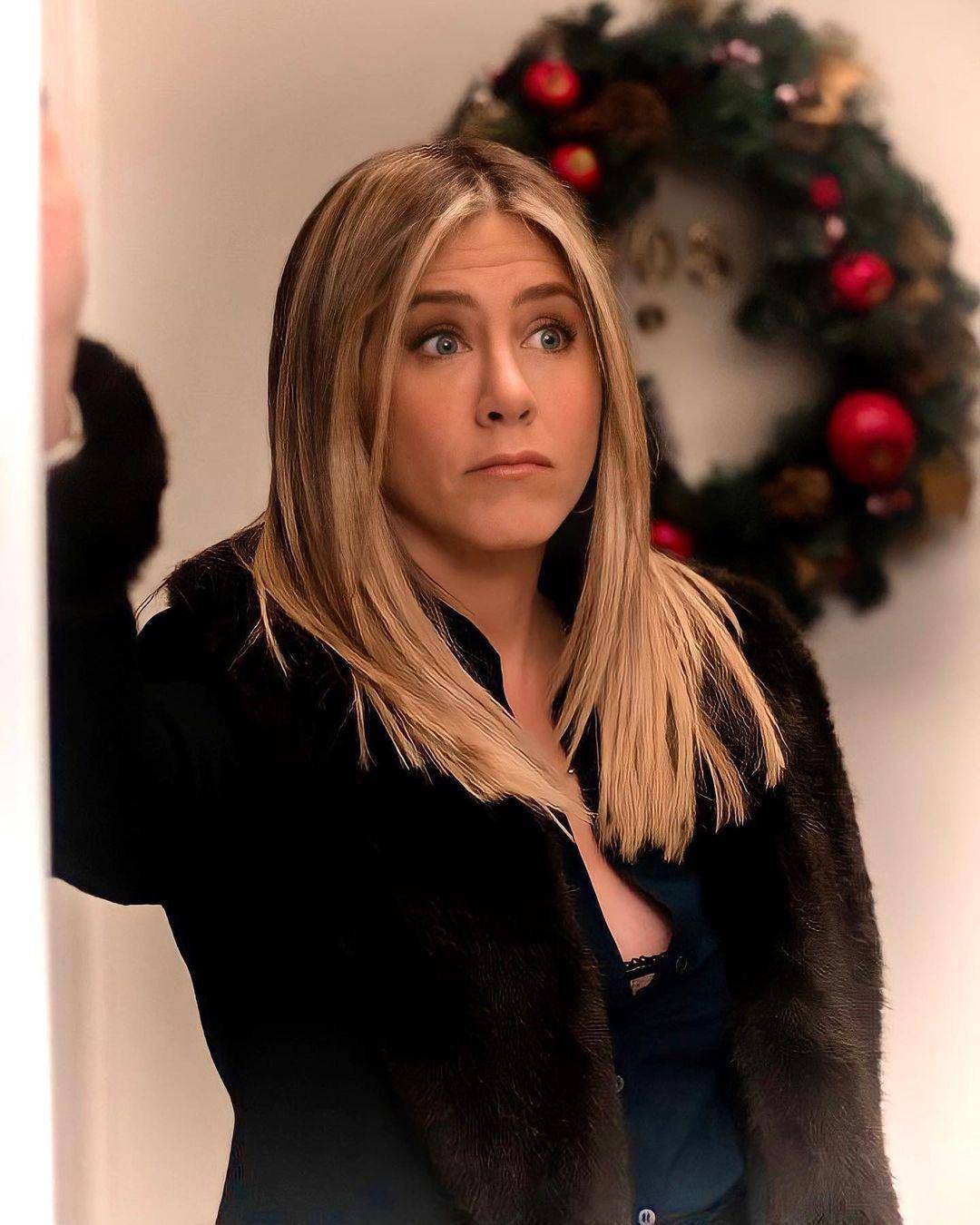 Jennifer Aniston in Office Christmas Party Scrolller