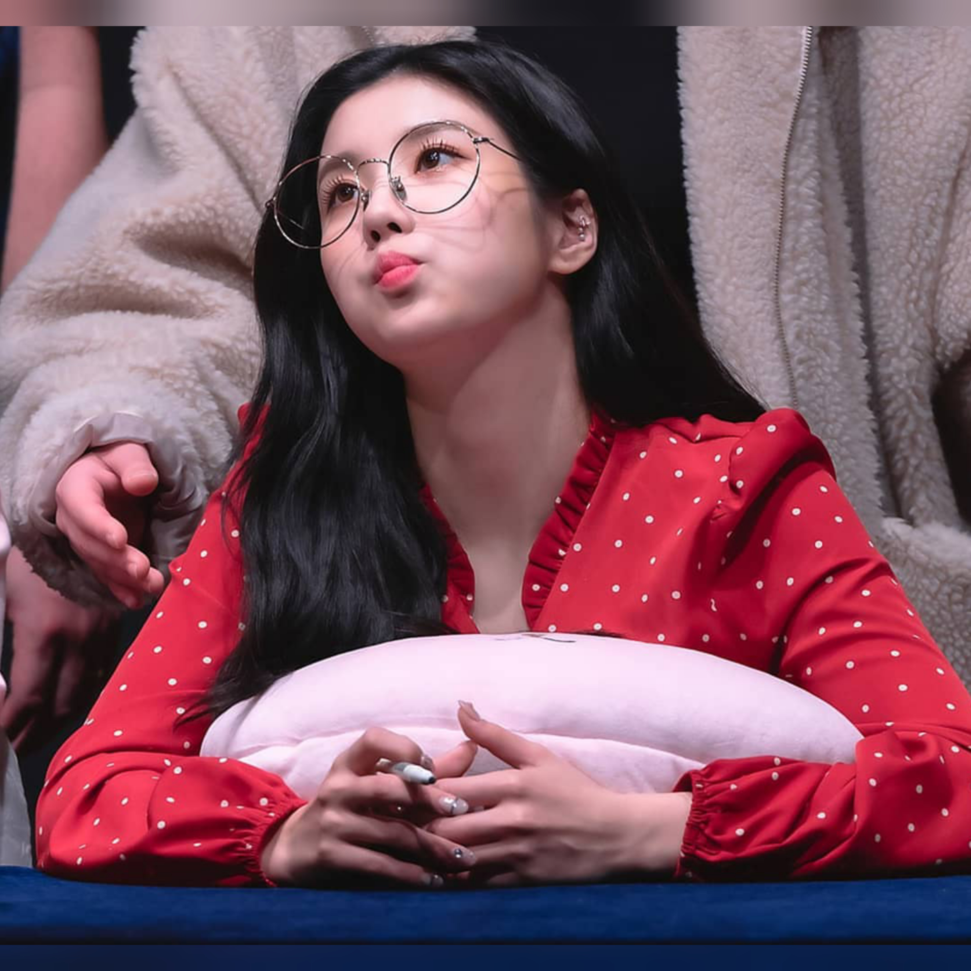 Kissy Face Eunbi With Glasses Scrolller 