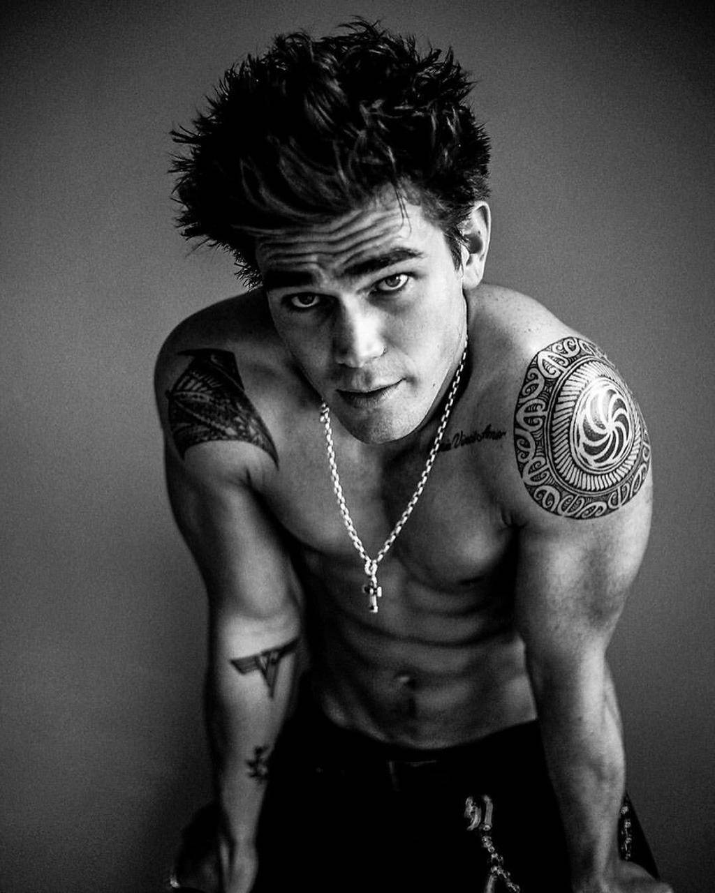 KJ Apa Scrolller