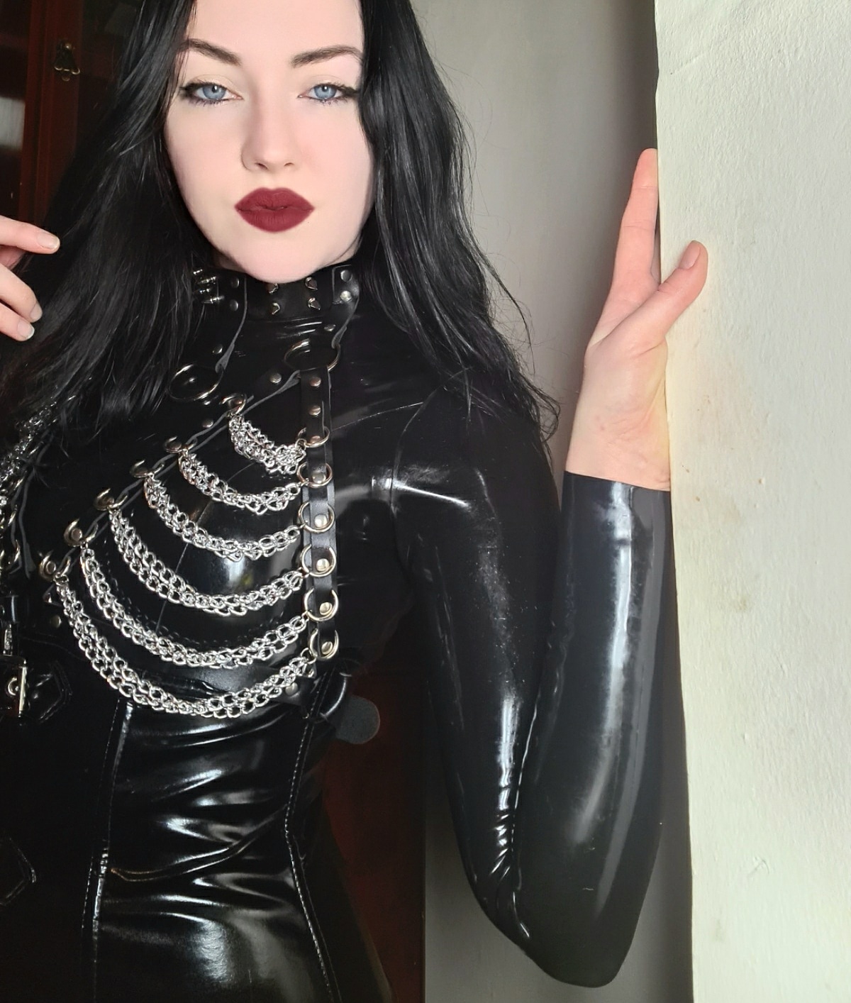 Latex catsuit from TLC latex and chain bra last night 🖤⛓️ Scrolller