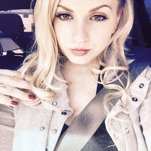 Lexi Belle Best Car Selfie Ever Scrolller