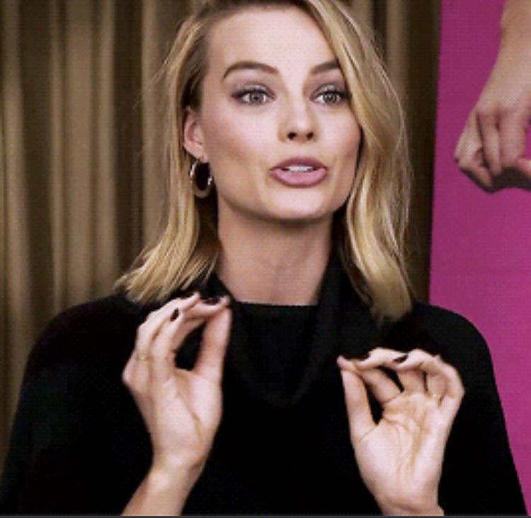 Margot Robbie’s soft hands could give a great handjob | Scrolller