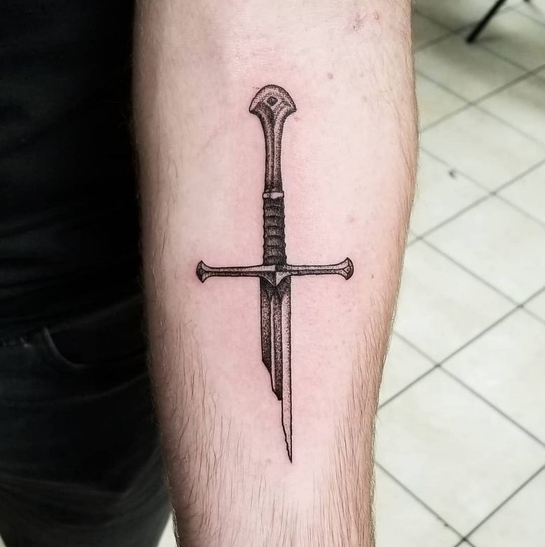 Тату меча на руке значение. Тату меч. Тату меч на руке. Тату меч маленький. Тату меч в ножнах.