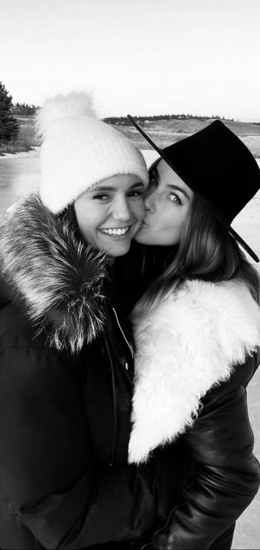 Nina Dobrev Julianne Hough Scrolller nina-dobrev-julianne-hough-scrolller