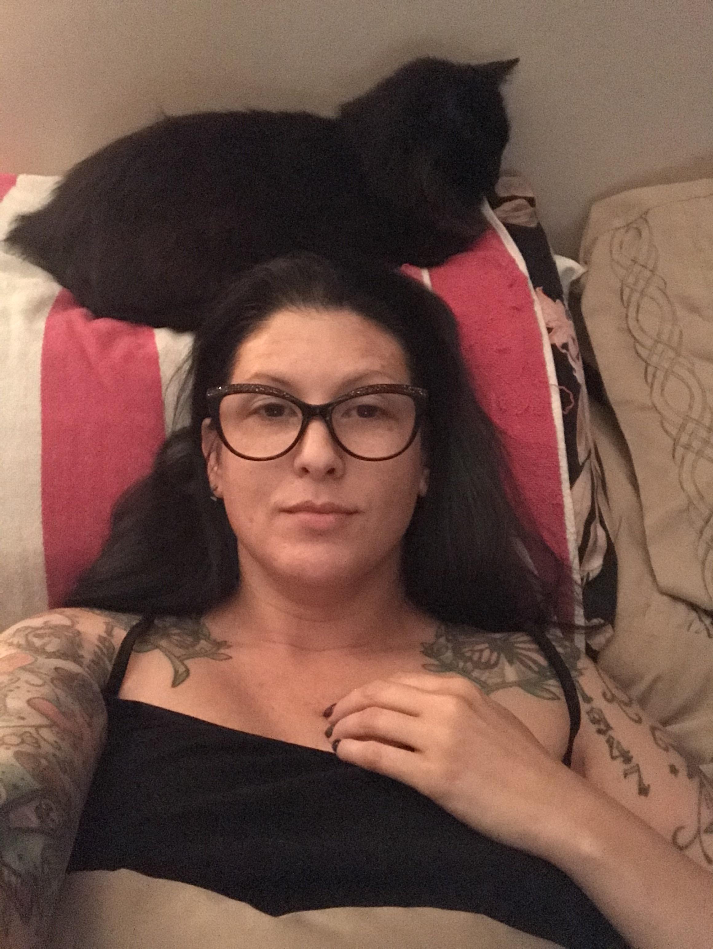No makeup and a kitty took over my pillow. Scrolller