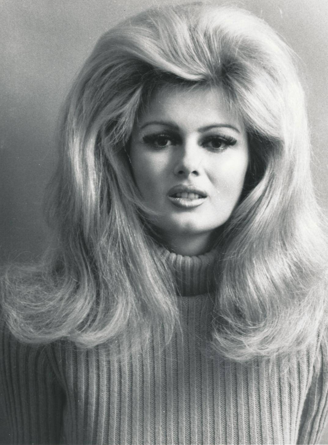 Pamela Tiffin looking so very nice. Scrolller