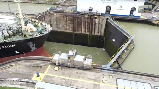 Panama Canal mulas (mules) are electric locomotives used to keep ships ...