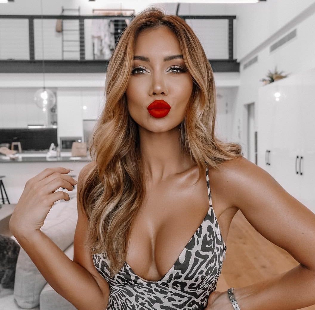 Pia Muehlenbeck Scrolller