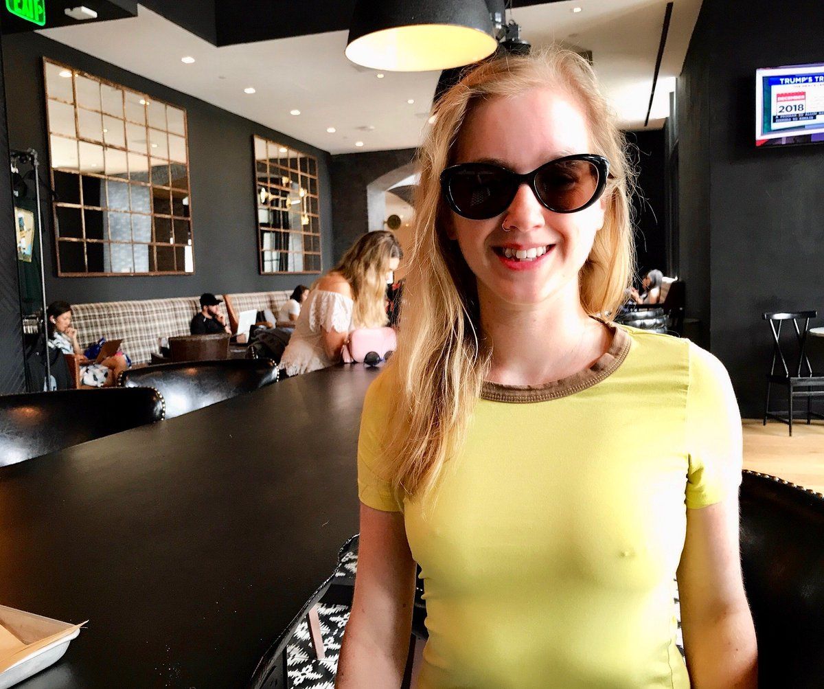 Pokies in the hotel lobby Scrolller