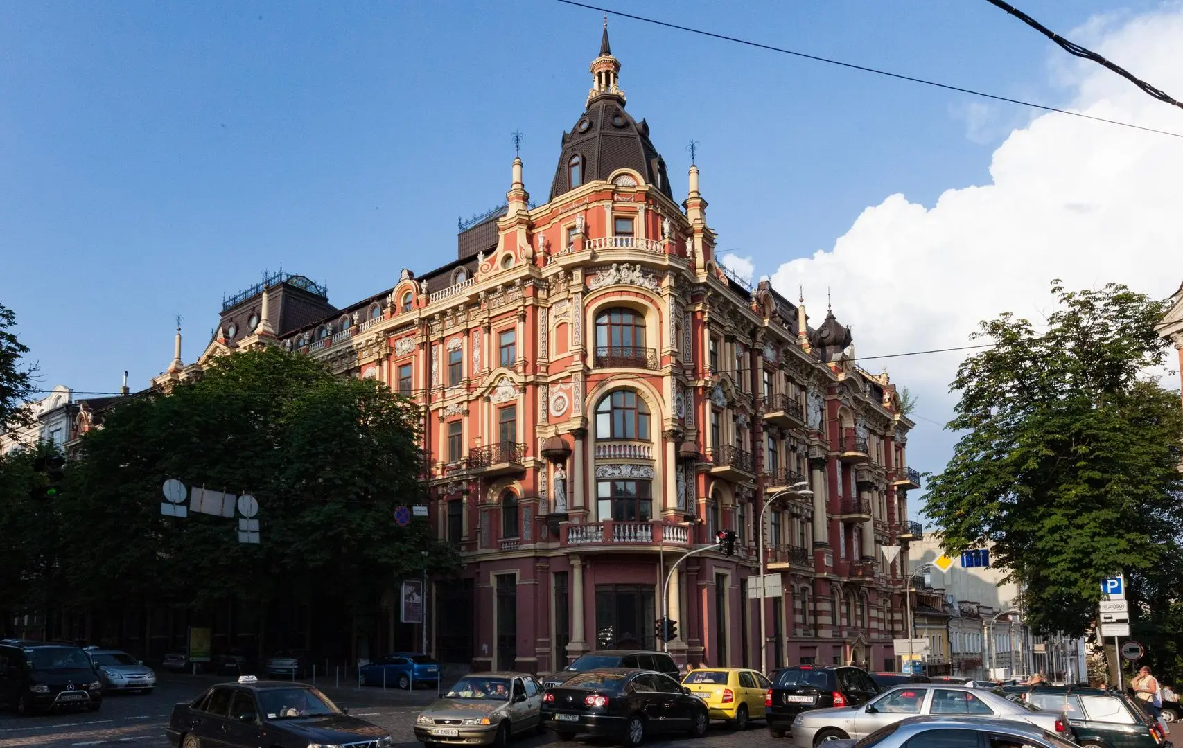 Pre-soviet era building in Kiev, Ukraine (circa 2010) [OC] | Scrolller