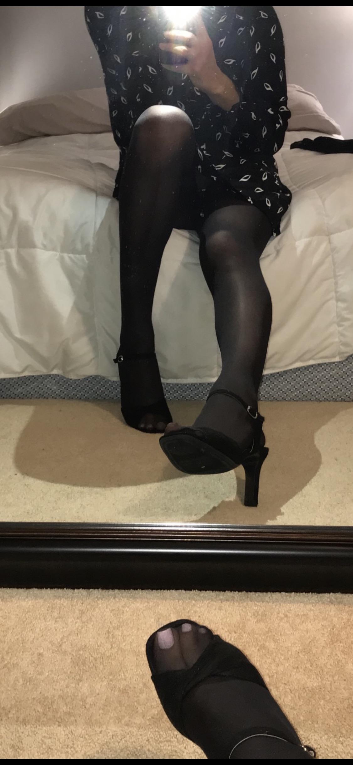 Pretty sure black pantyhose make anyone’s legs look good Scrolller