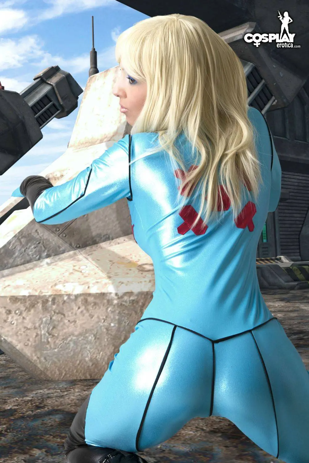 Mea Lee as Samus Aran from Metroid in a shiny blue bodysuit and black boots