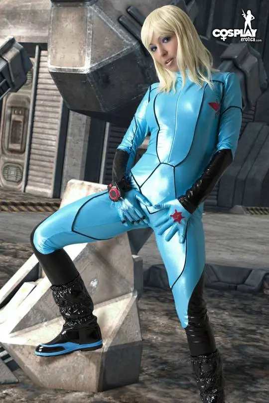 Mea Lee as Samus Aran from Metroid in a shiny blue bodysuit and black boots