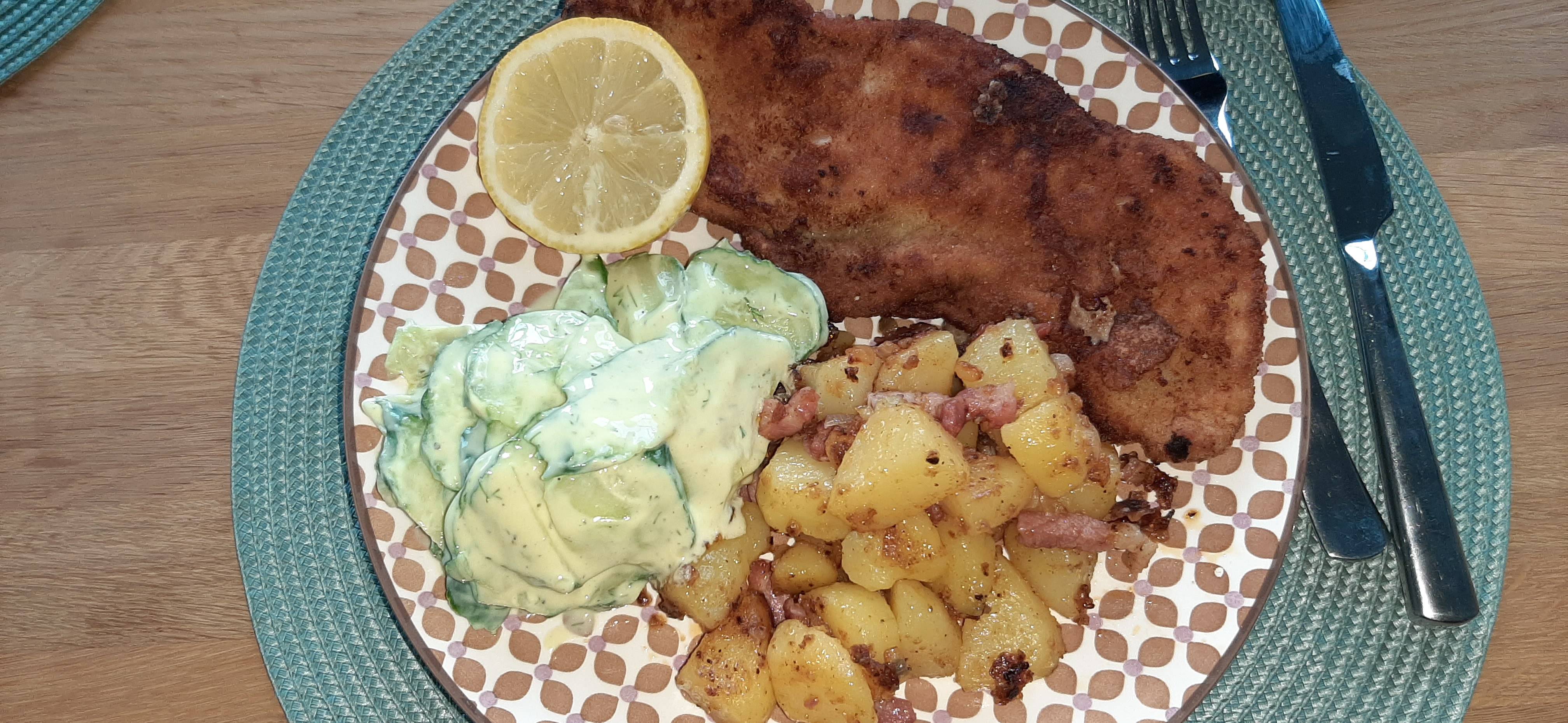 Schnitzel Wiener Art mit Bratkartoffeln und Gurkensalat | Scrolller