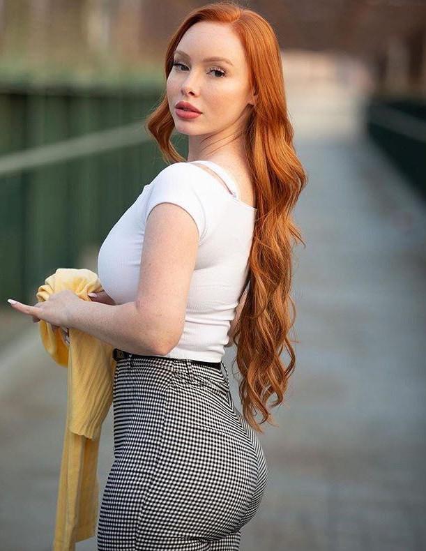 She S A Curvy Ginger Scrolller