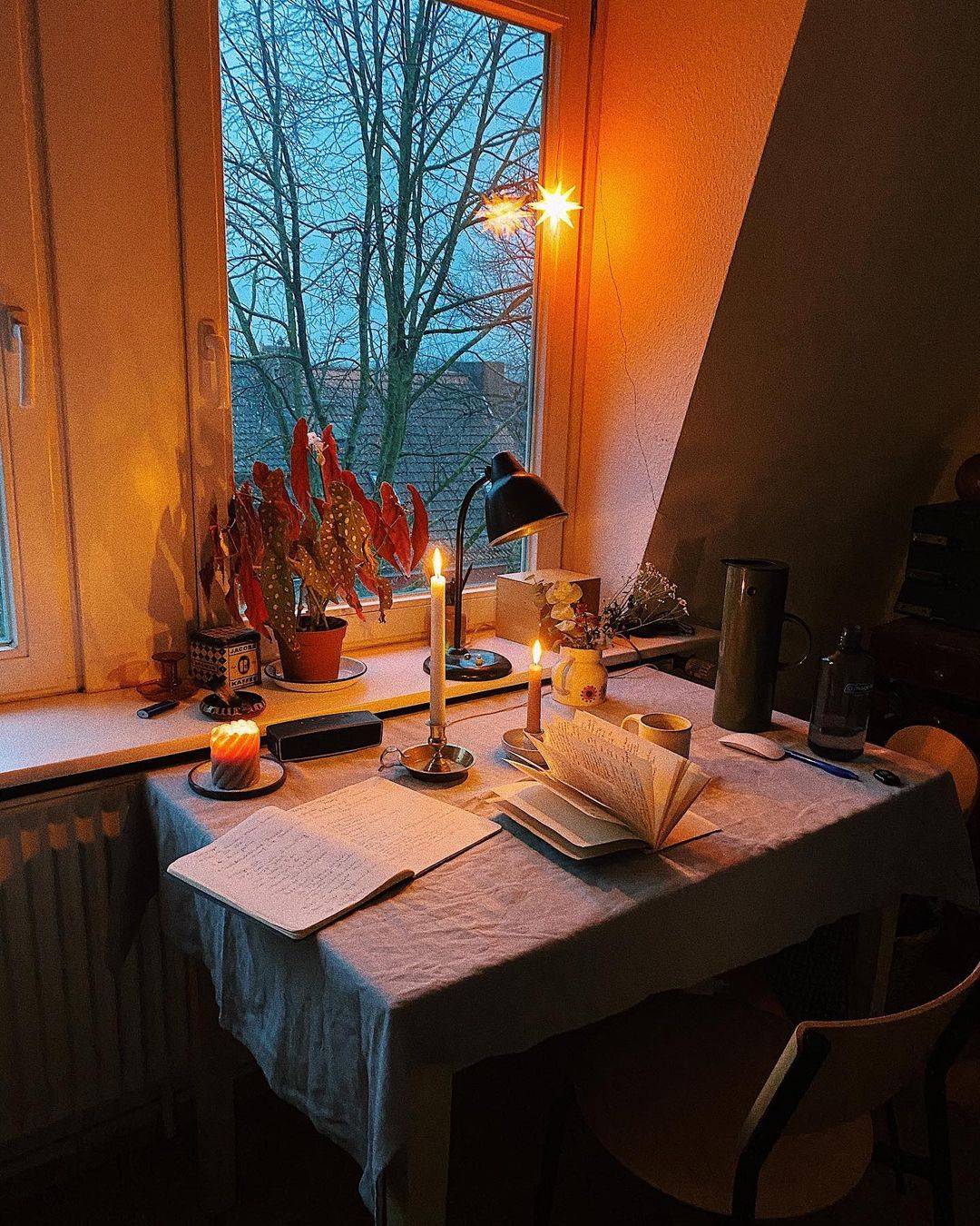 simple-and-cozy-study-table-scrolller