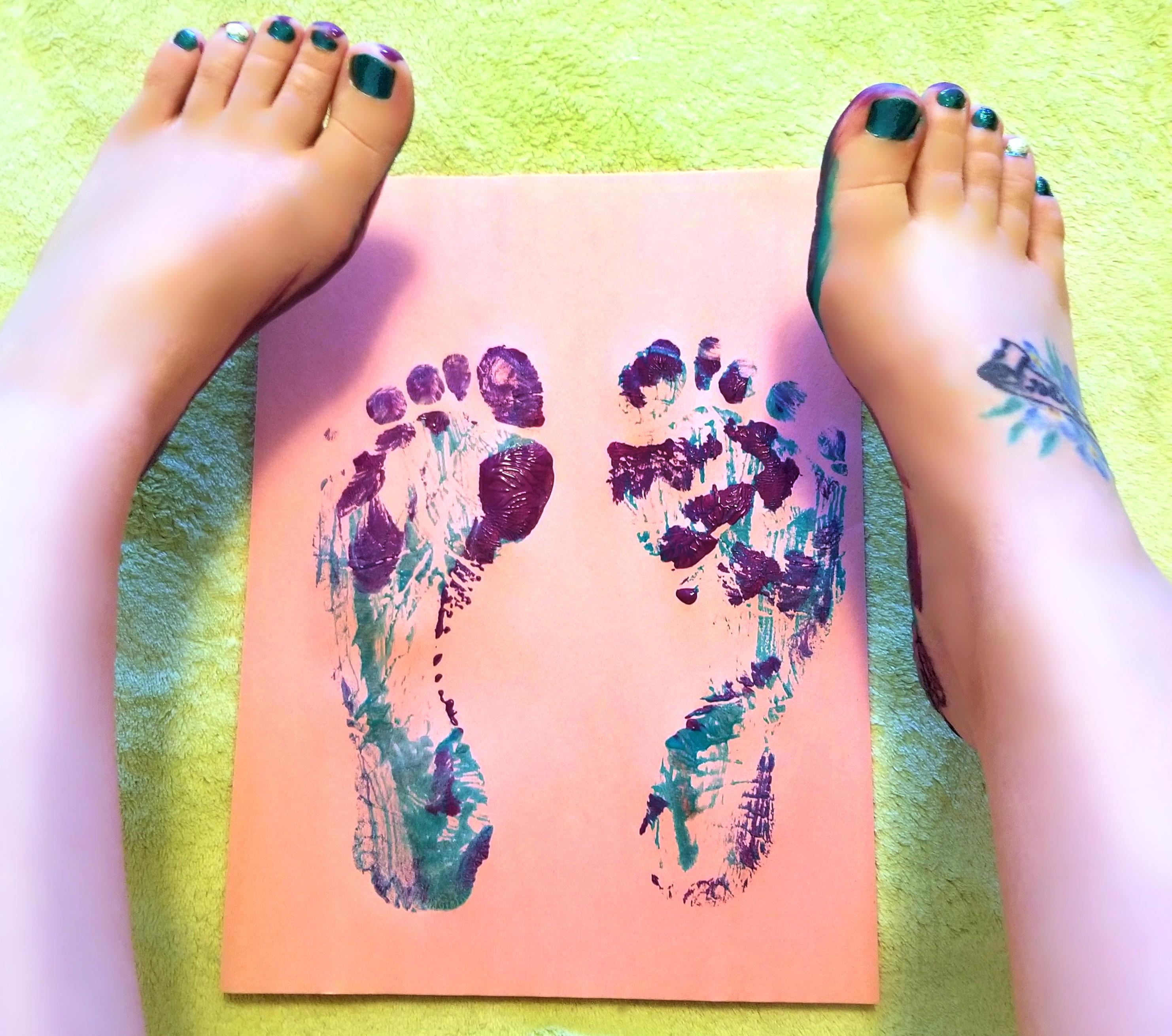 Sticky, wet feet. 💚💙💜 Scrolller