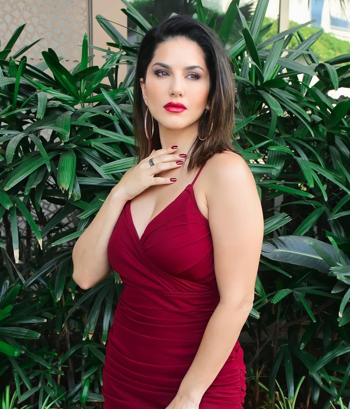 Sunny Leone Scrolller 