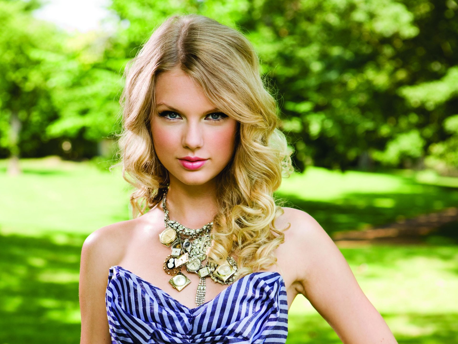 Taylor Swift | Scrolller